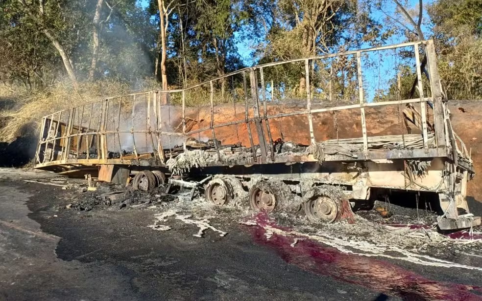 Caminhão explode e causa congestionamento de Professor Jamil a Goiânia na BR-153