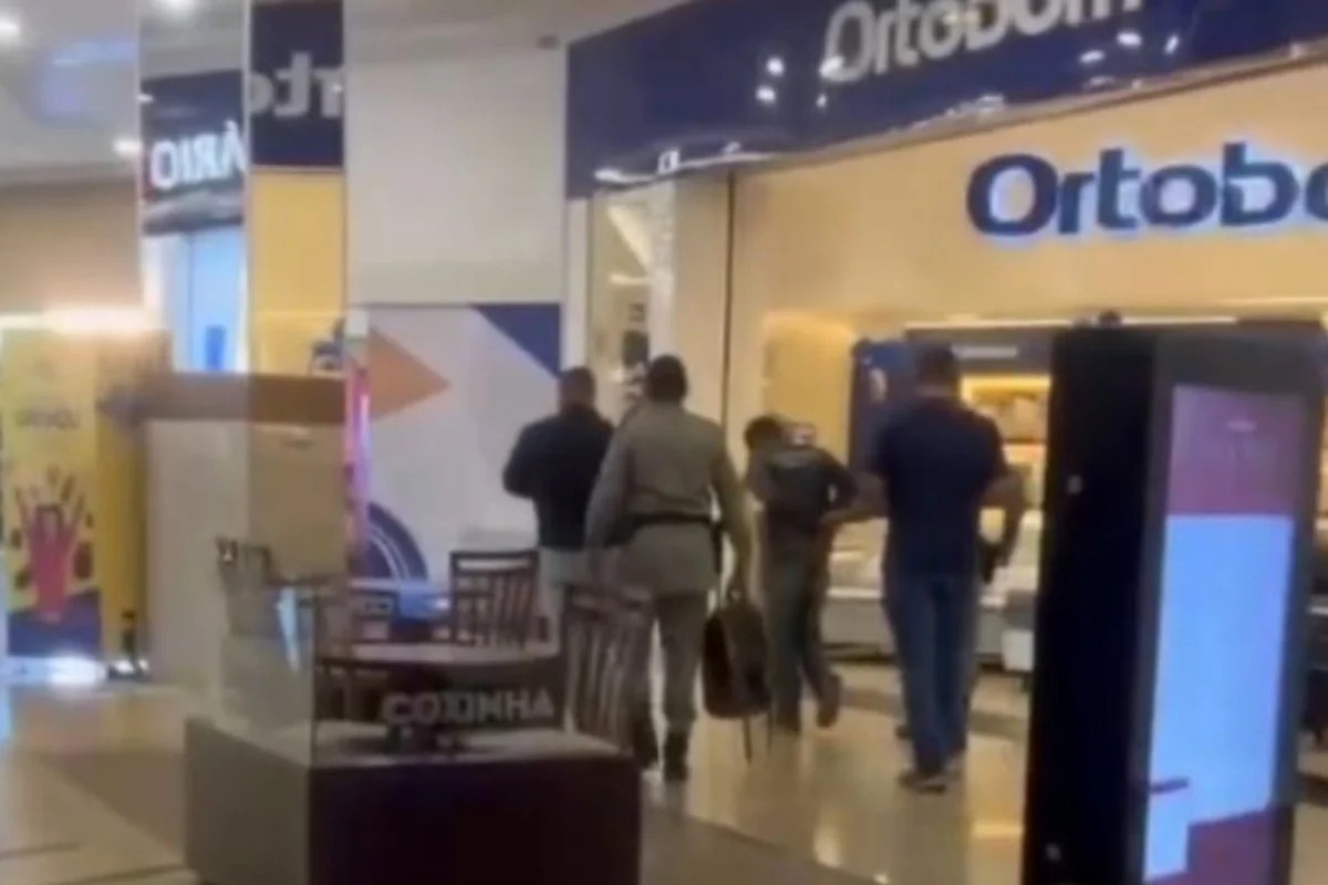 HOMEM É PR3S0 APÓS PASSAR HORAS ESCONDIDO NO TETO DE SHOPPING EM GOIÁS