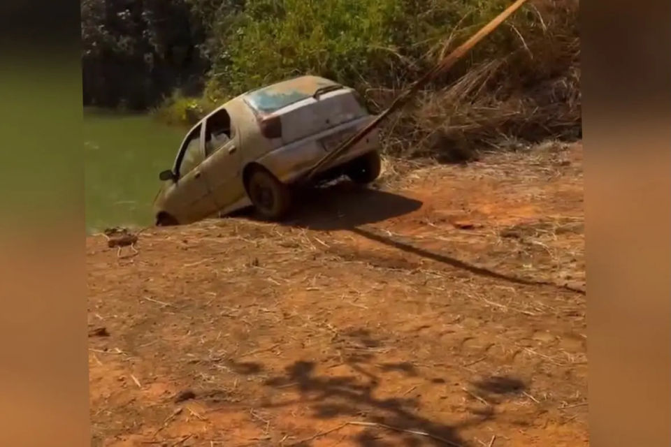 Mergulhadores retiram carro roubado do fundo de poço em Planaltina de Goiás