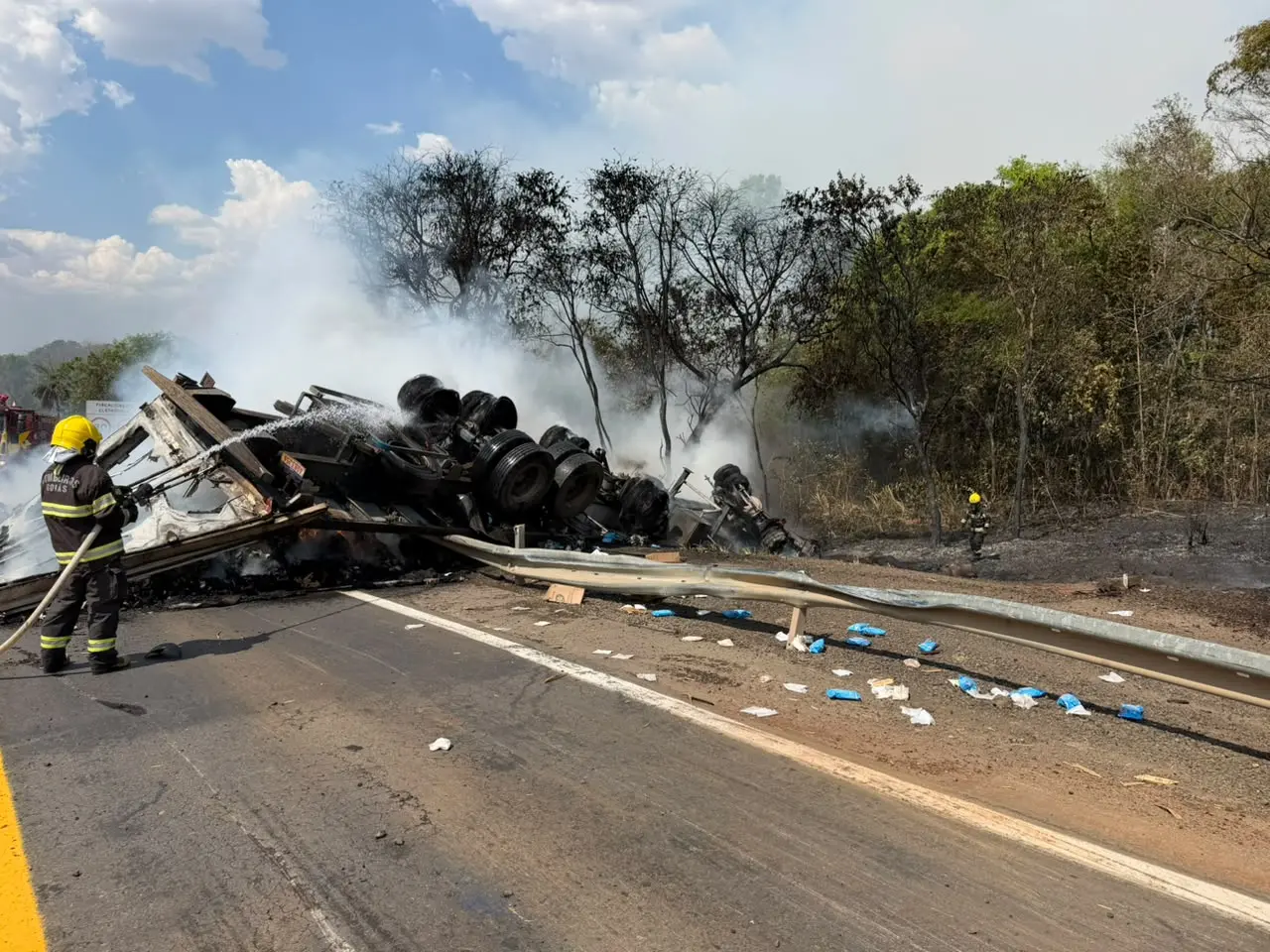 Caminhão pega fogo após colisão na BR-153 e motorista morre preso às ferragens em Goiás
