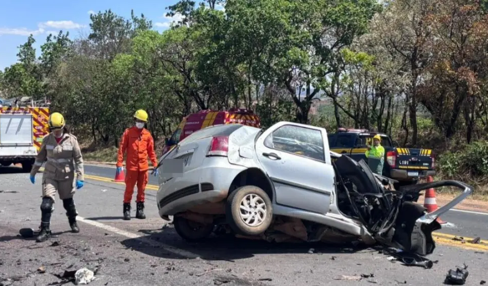 Mulher morre após ficar presa às ferragens em acidente na BR-153, em Uruaçu