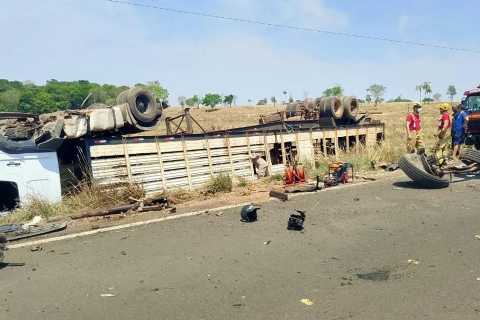 Colisão entre caminhão e carro deixa ferido e mata quatro bovinos em Porangatu