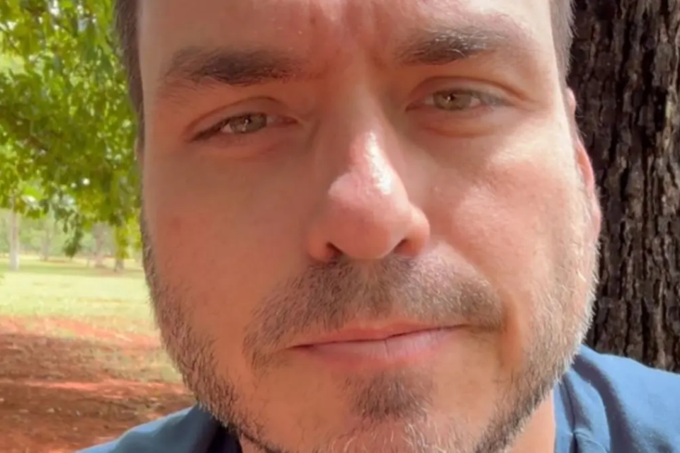 “Desculpa, pai, a gente falhou”: Carlos Bolsonaro relata conversa emocionante com Jair após saída de Flávio do Brasil