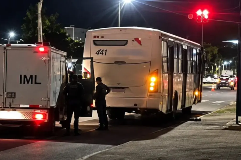 Mulher morre após ser atropelada por ônibus em Goiânia
