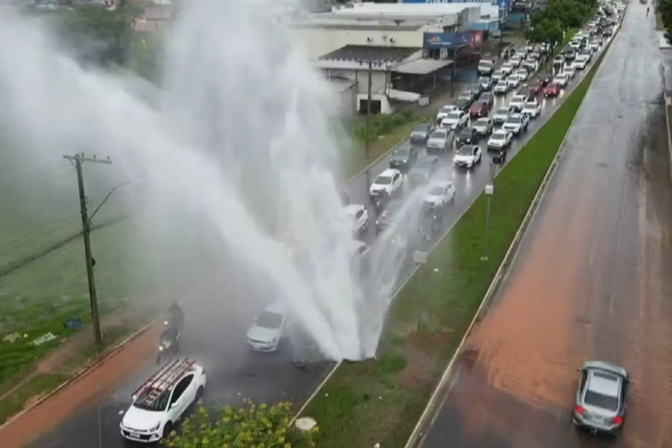 Rompimento de adutora causa congestionamento de 3 km na Avenida Leste-Oeste, em Goiânia