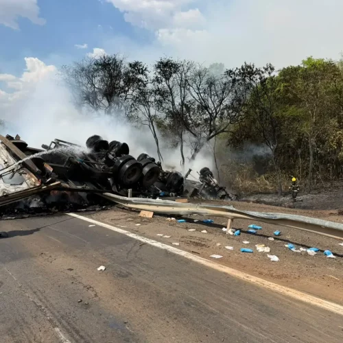 Caminhão pega fogo após colisão na BR-153 e motorista morre preso às ferragens em Goiás