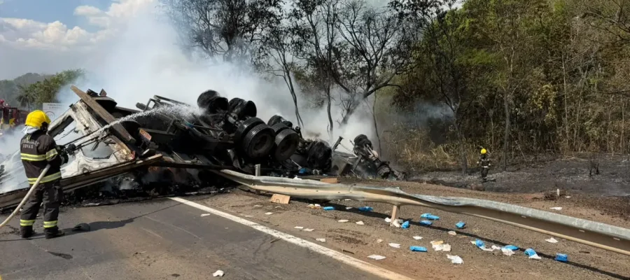 Caminhão pega fogo após colisão na BR-153 e motorista morre preso às ferragens em Goiás