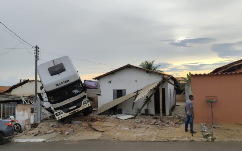 Caminhão desgovernado invade e destrói casa em Mineiros