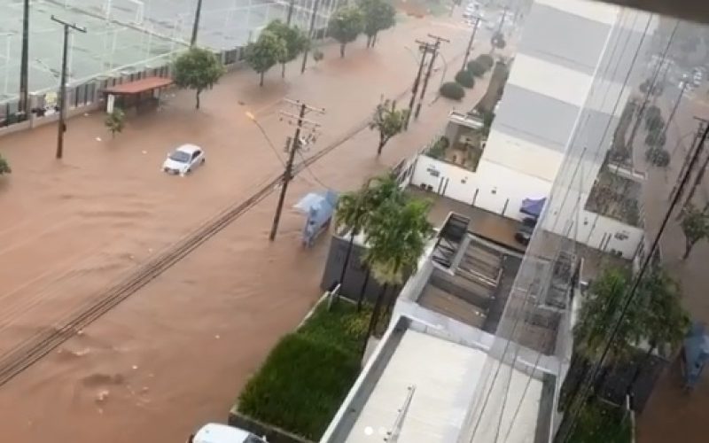 Chuva causa alagamentos em vários pontos de Goiânia na manhã desta terça-feira (12/11)