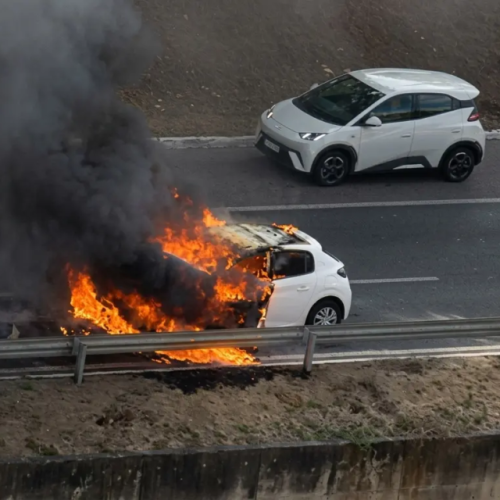 Carro pega fogo após engavetamento com seis veículos na Marginal Botafogo, em Goiânia