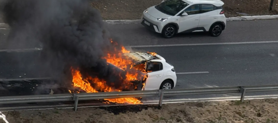 Carro pega fogo após engavetamento com seis veículos na Marginal Botafogo, em Goiânia