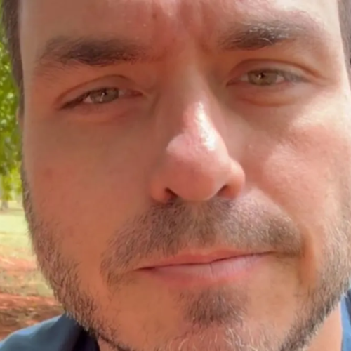 “Desculpa, pai, a gente falhou”: Carlos Bolsonaro relata conversa emocionante com Jair após saída de Flávio do Brasil