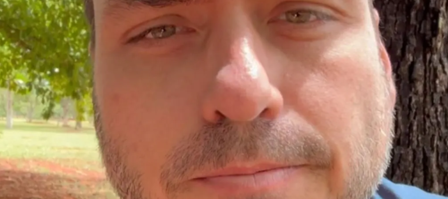 “Desculpa, pai, a gente falhou”: Carlos Bolsonaro relata conversa emocionante com Jair após saída de Flávio do Brasil