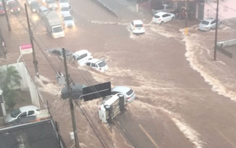 Chuva em Goiânia alaga casas, inunda ruas e quase mata homem afogado