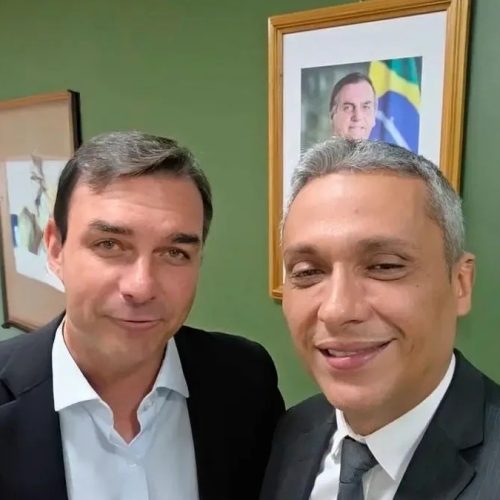 Flávio Bolsonaro confirma presença em ato de Gayer em Goiânia