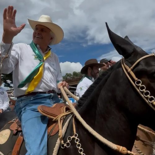 Caiado participa de cavalgada em Goiânia e destaca tradição no Encontro de Comitivas