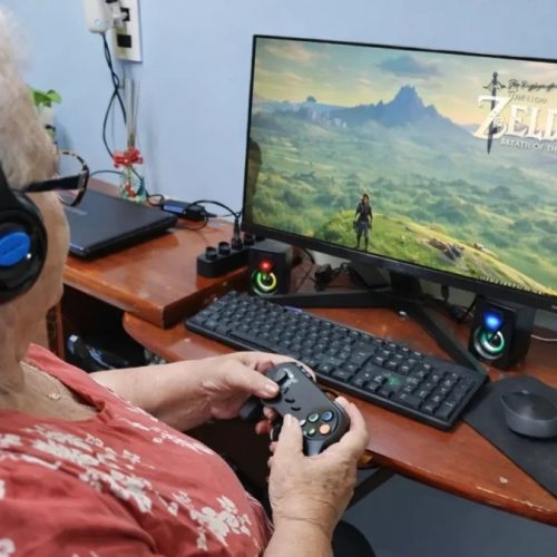 Polícia vai a casa de idosa desaparecida e a encontra jogando videogame