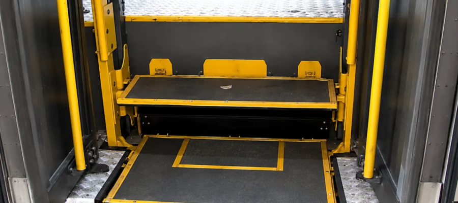 Passageira fica 39 horas sem conseguir sair de ônibus após falha em elevador e será indenizada em R$ 7 mil