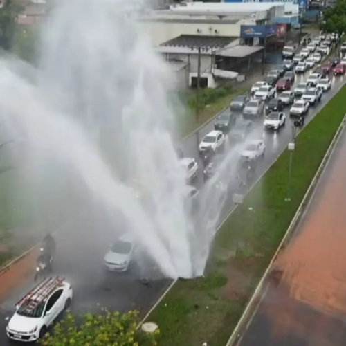 Rompimento de adutora causa congestionamento de 3 km na Avenida Leste-Oeste, em Goiânia