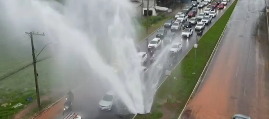 Rompimento de adutora causa congestionamento de 3 km na Avenida Leste-Oeste, em Goiânia