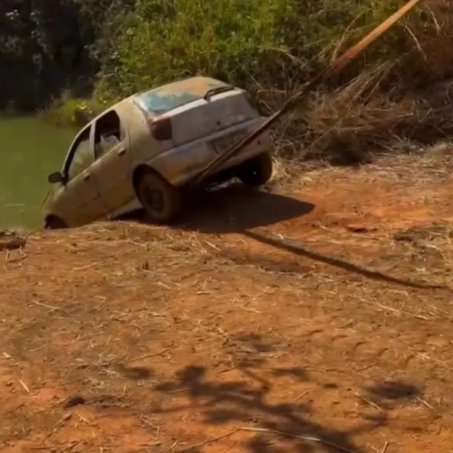 Mergulhadores retiram carro roubado do fundo de poço em Planaltina de Goiás