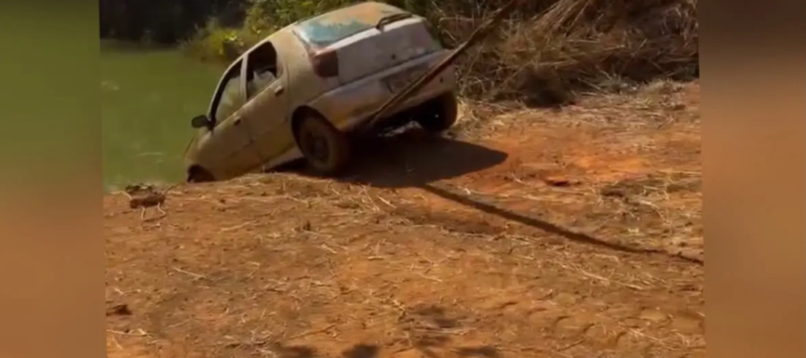 Mergulhadores retiram carro roubado do fundo de poço em Planaltina de Goiás