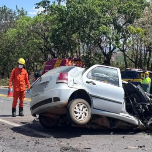 Mulher morre após ficar presa às ferragens em acidente na BR-153, em Uruaçu