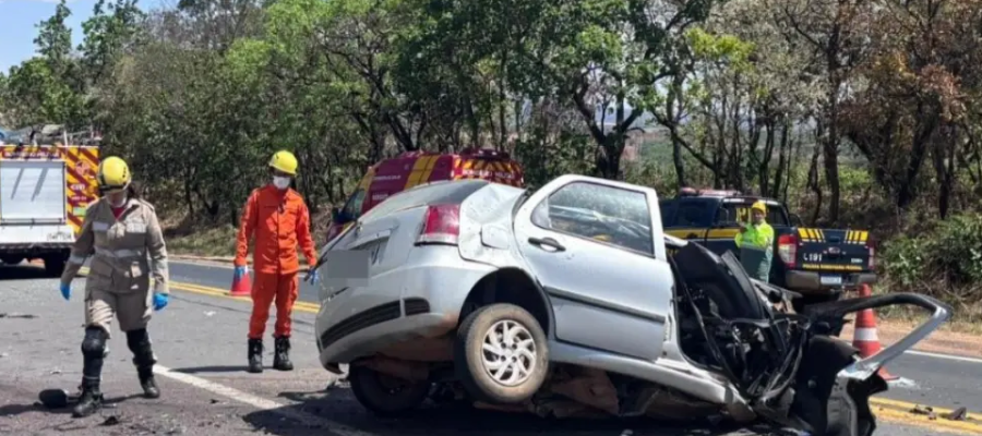Mulher morre após ficar presa às ferragens em acidente na BR-153, em Uruaçu