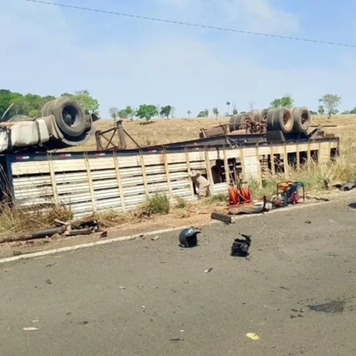 Colisão entre caminhão e carro deixa ferido e mata quatro bovinos em Porangatu