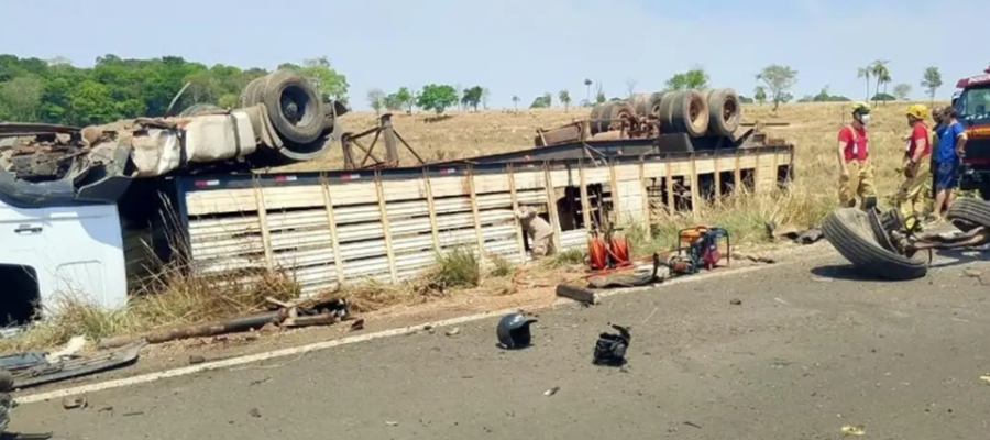 Colisão entre caminhão e carro deixa ferido e mata quatro bovinos em Porangatu